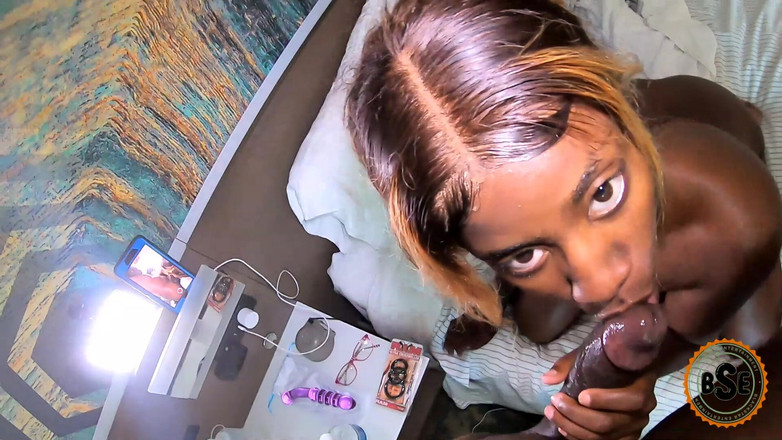 Blackstar xxx: Sexy Ebony Dick Sucker dostane tvrdý péro od svého snoubence...