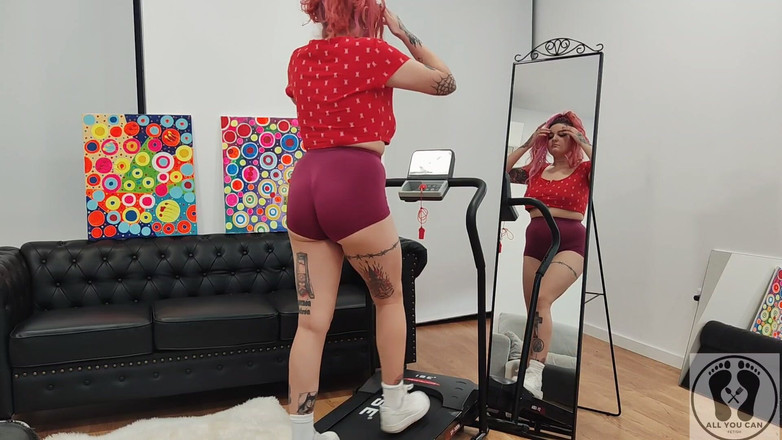 All You Can Fetish: Ragazza paffuta sul tapis roulant exersice collant corti culo grosso...