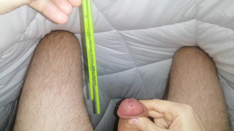 AlexDeSad: Tôi đưa bàn chải vào dương vật của mình. Kéo giãn...