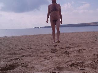 Rockard daddy: Andando nua para fora do mar na praia de nudismo -...