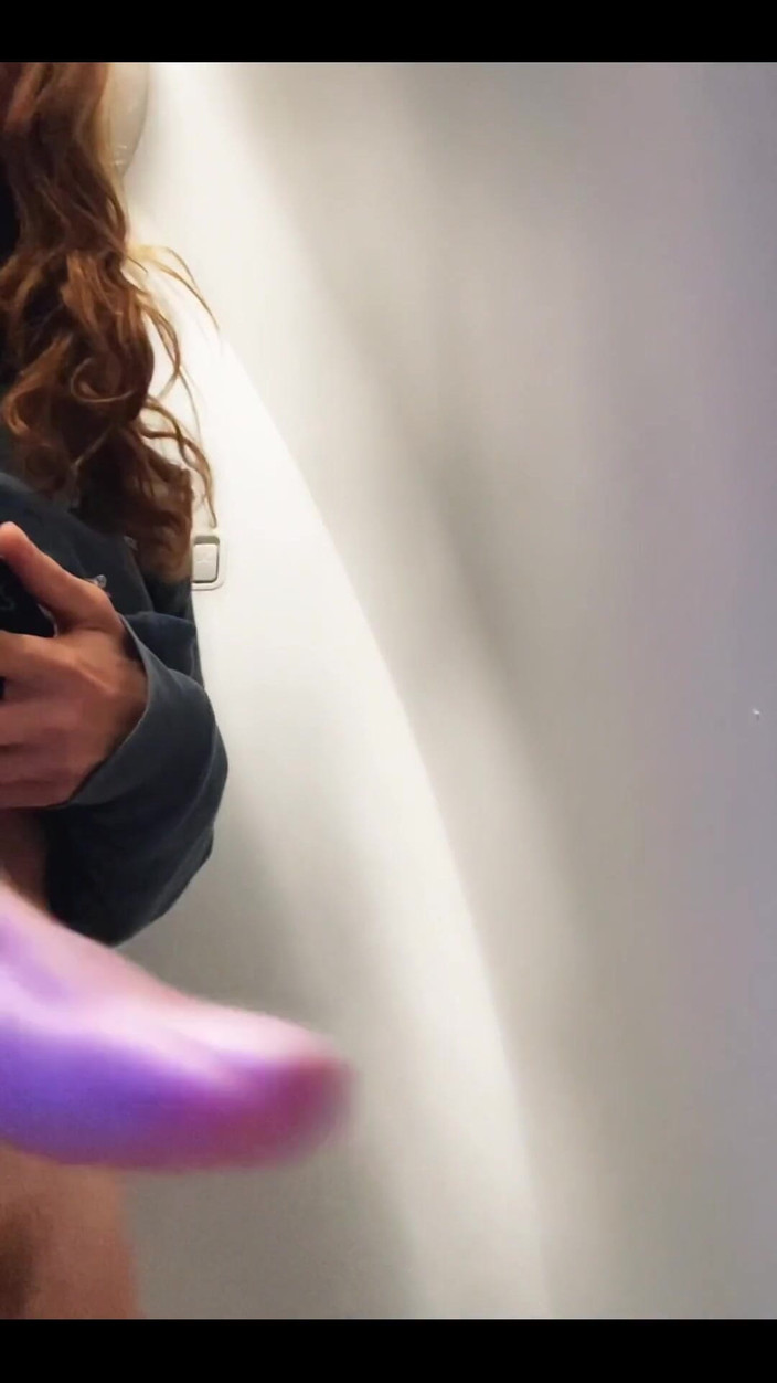 iamtonyrey: Französischer femboy wichst in der toilette