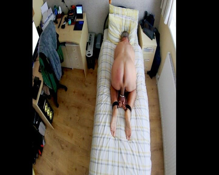 Andy: Naakt op het bed