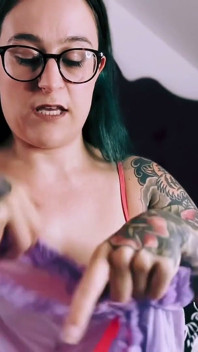 Peluda curvilínea alt modelo experimenta lingerie