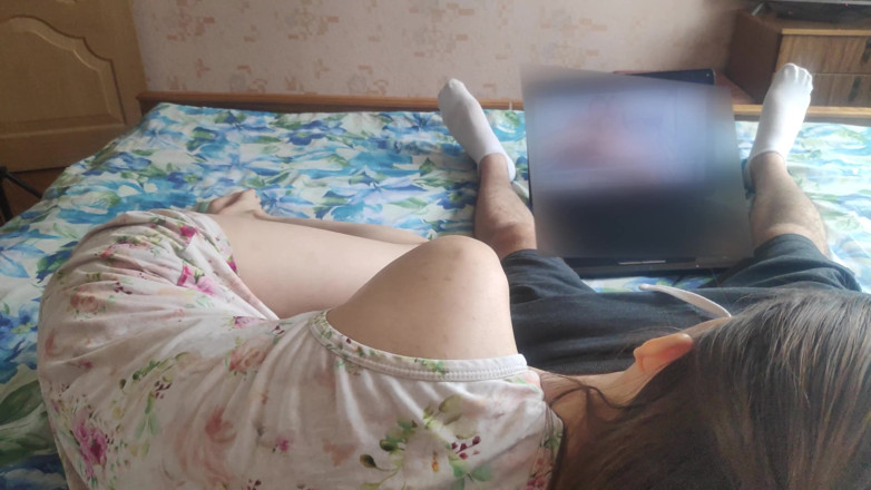 Sasha Green: Melancap dan menghisap batang kepada abang tiri semasa menonton lucah