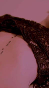 Žhavá a sexy belly button od Alexy Creed se škádlí!