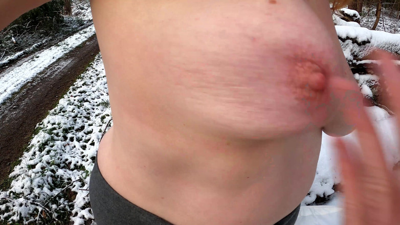 Bouncy Tits Action: Complet goală în zăpadă - bătându-i vaginul