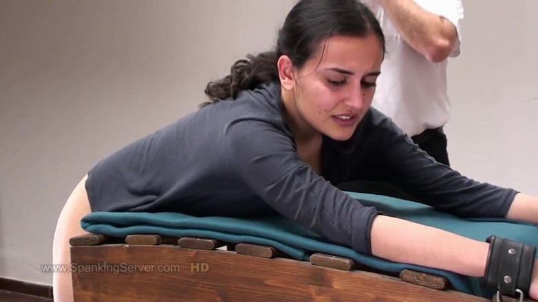 Spanking Server: Yasmeena hapiste kırbaçlandı