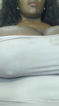 Ebony MILF sténá fetiš a škádlení vibrátorem