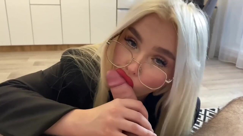 Blondessa: हॉट रियाल्टार सुनहरे बालों वाली हसीना ने लंड निगल लिया और घर बेचने के लिए चुदाई की