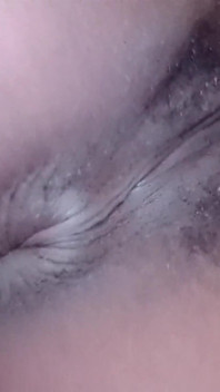 Un strip-tease secoue mon cul en serrant mes tétons en caressant mes contractions anales de clito