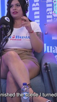 Doğal büyük memeli orta yaşlı seksi kadın Antonella Jones ateşli bir podcast'te büyük zenci yarağıyla sikişiyor
