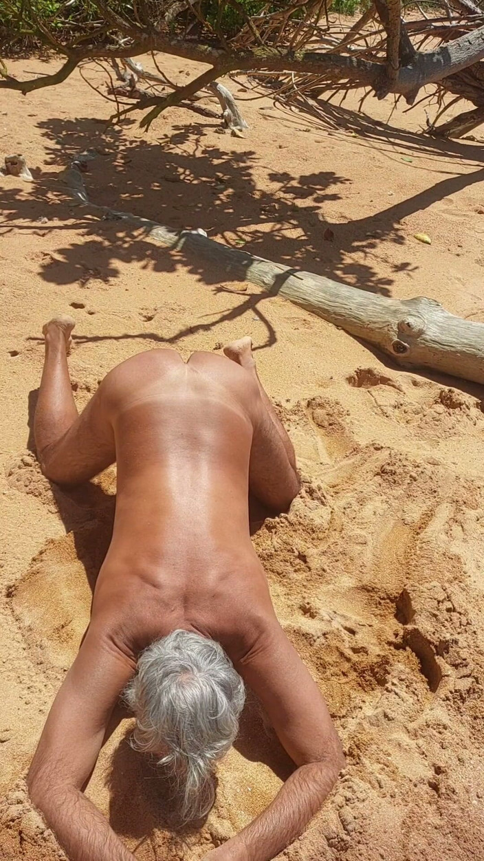 Ladysilvas: Ladysilva in spiaggia nuda a carnotte mostra il suo grande...
