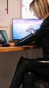 ¿Eres fetichista para botas de cuero y látex? Dominatrix Julia