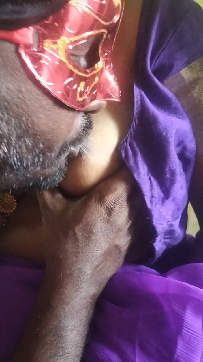 Funny couple porn studio: तमिल जोड़ा स्तन चूसना में कामुक