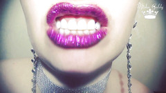 Goddess Misha Goldy: 紫色の野生の唇の匂いとしかめっ面