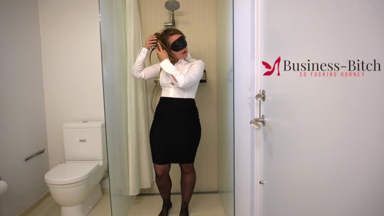 Business Bitch: O femeie de afaceri se alege cu o bluză umedă...
