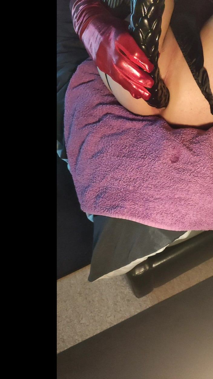 Sallyann: Monstrózní dildo