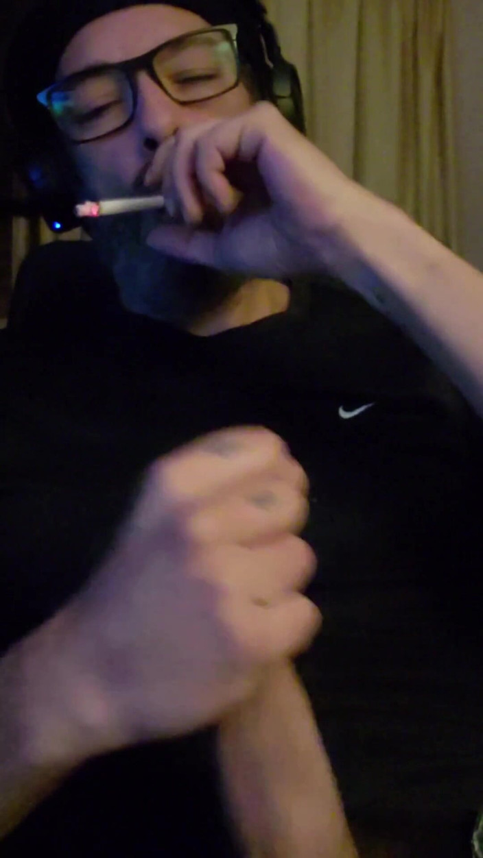 BBIG: 브르냐가 셔츠에 담배를 피우고 사정하는 장면!