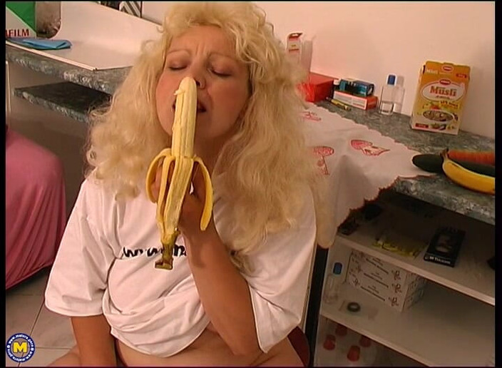 Mature NL: Casalinga matura con la figa pelosa