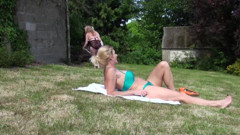 Dirty Doctors Clips - Mature British Lesbians: Divertimento lesbo al sole