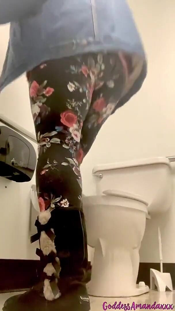 BBW Big Butt in Public Bathrooms (Goddess Amandaxxx) BBW Big Butt in Public Bathrooms (Goddess Amandaxxx)
