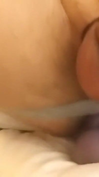 Sexy amatérská Bi Furry Otter v Jockstrap jezdí na velkém robertku a hladí velkého ptáka