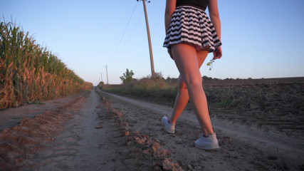 Teasecombo 4K: Spähen von heißem asiatischem mädchen, das höschen unter rock-fantasie blank...