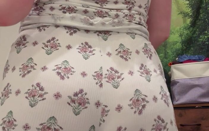 Dahlia Wolf: Cewek seksi rambut merah lagi asik twerking sambil pake piyama