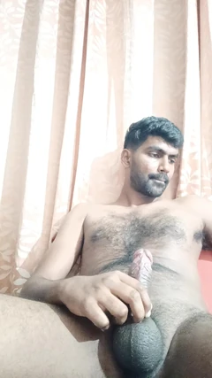 Mi sono sentita eccitata così mi spoglio e ho iniziato a masturbarmi e a venire