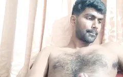 Azgın hissettim ve soyunup mastürbasyon yapmaya ve boşalmaya başladım