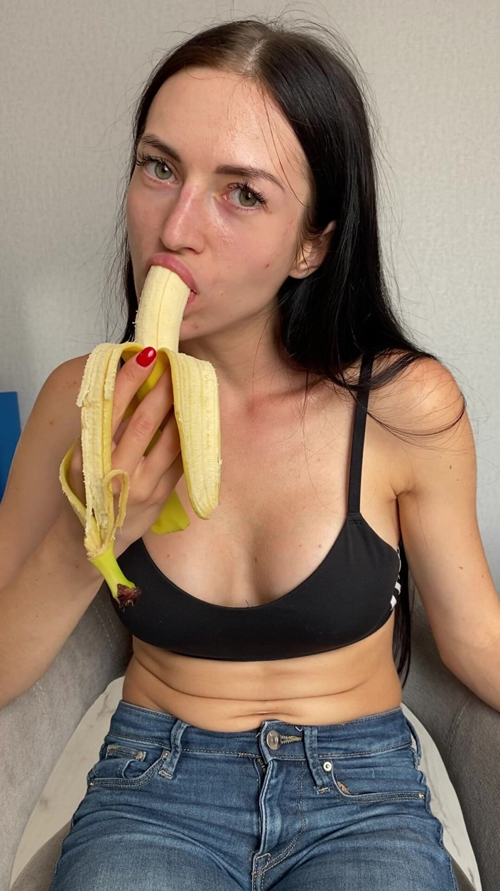 Princess Monica: Menggoda dalam celana jins, makan &amp; mengisap pisang