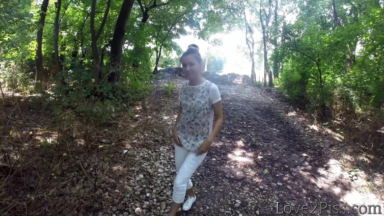 Love 2 Piss: Pokusy o čůrání v lese