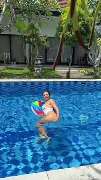 Ao ar livre, pose de árvore de ioga e provocação em bodysuit see-through na piscina