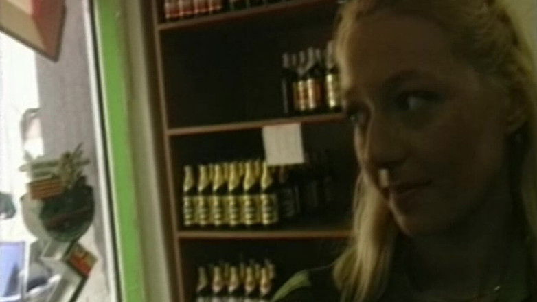 VHS-Vixxxen: La ragazza timida lo prende con cura in bocca