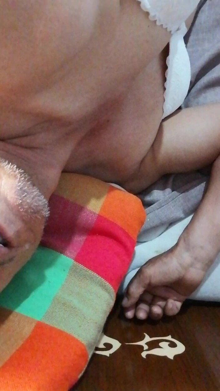 Marga9012: Bătrâna lui soție purtând papuci cere cârnați