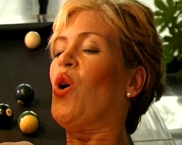 German's Lesbian: La miLF lesbica tedesca ha due dildo nella sua figa...