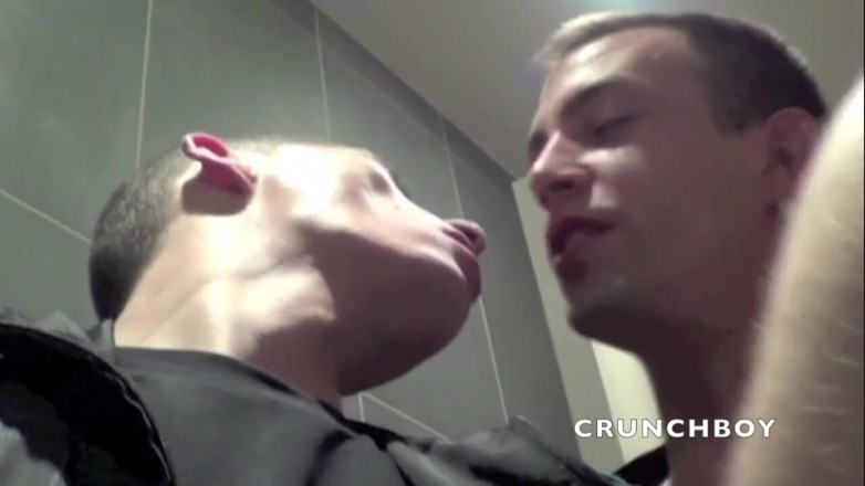 Sneaker gay: Fabien, poddání tenisek od jeho kamaráda doma