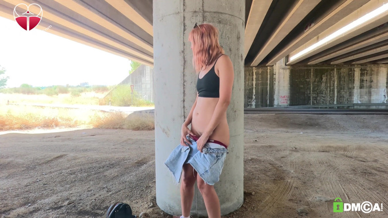 Candystart Videos: Рискованно мастурбация под мостом