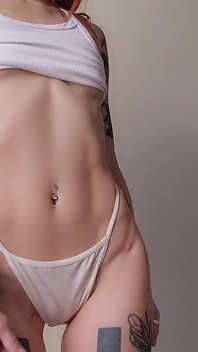 Sexy necken: Schlanke dünne göttin in weiß