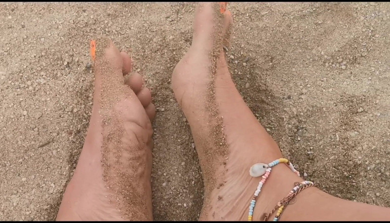 Erotic Tanya: A loser for my feet