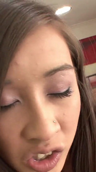 Лесбийское видео с Ariel Rose и Trinity St Clair две шаловливые азиатки, рожденные 18 лет, обожают вставлять секс-игрушки в их киски