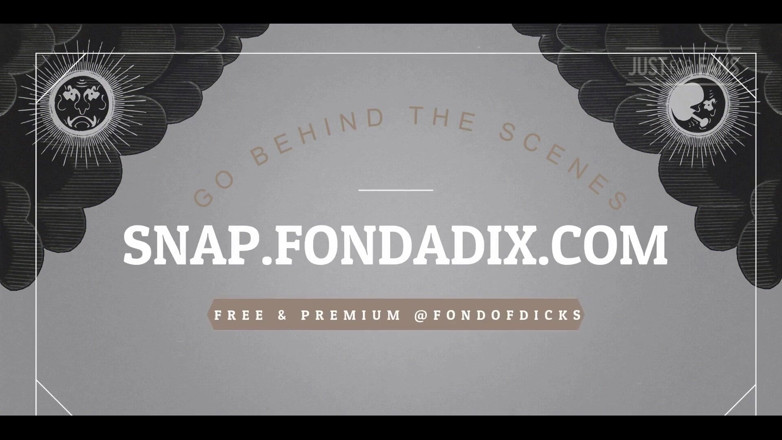 FondaDix: Cewek ini lagi asik dudukin kaki di bak mandi air...