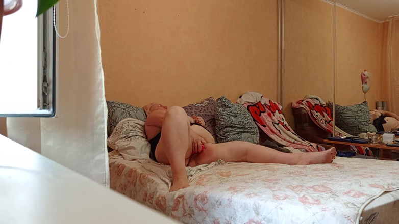 Zona901: Islak amcıklı büyük memeli komşu oyuncaklarla mastürbasyon yapıyor