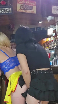 Ragazze che scopano con un dildo senza strap mentre guardiamo