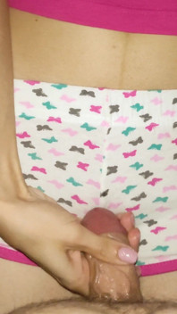 Milasha ponri und ihr makelloser handjob mit einer großen portion sperma auf ihrem bauch und ihren shorts