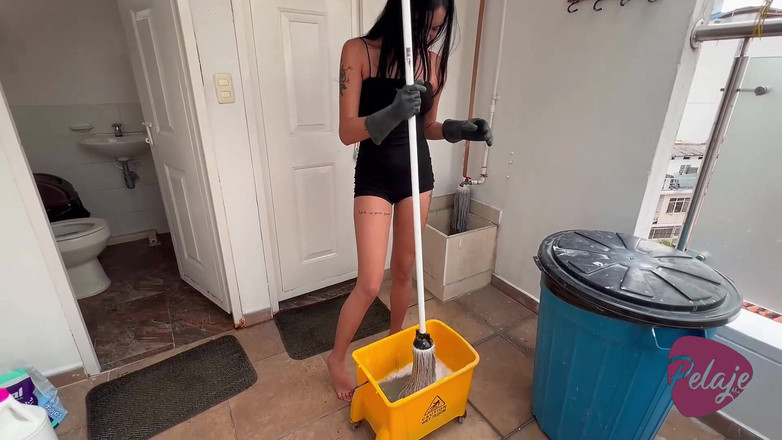 Pelaje mix: Servitoarea este prinsă masturbându-se cu mopul în fața vecinilor, vrea să...