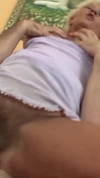 Une blonde mature poilue profite de sa chatte avec la fin de la bouche