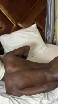 Eboni hitam langsing berkrim sibuk putih dan menunggang batang raksasa saya
