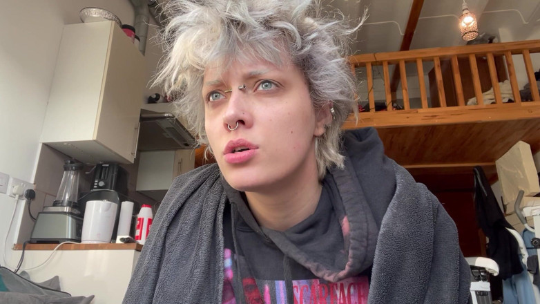 Glitterqueen1999: O gotică drăguță fumând un țigăn într-un hanorac fără machiaj