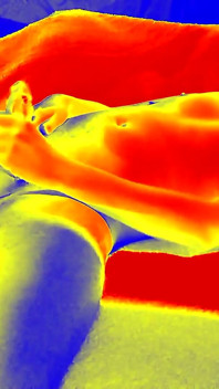 Sex fierbinte în cabina de bronzat